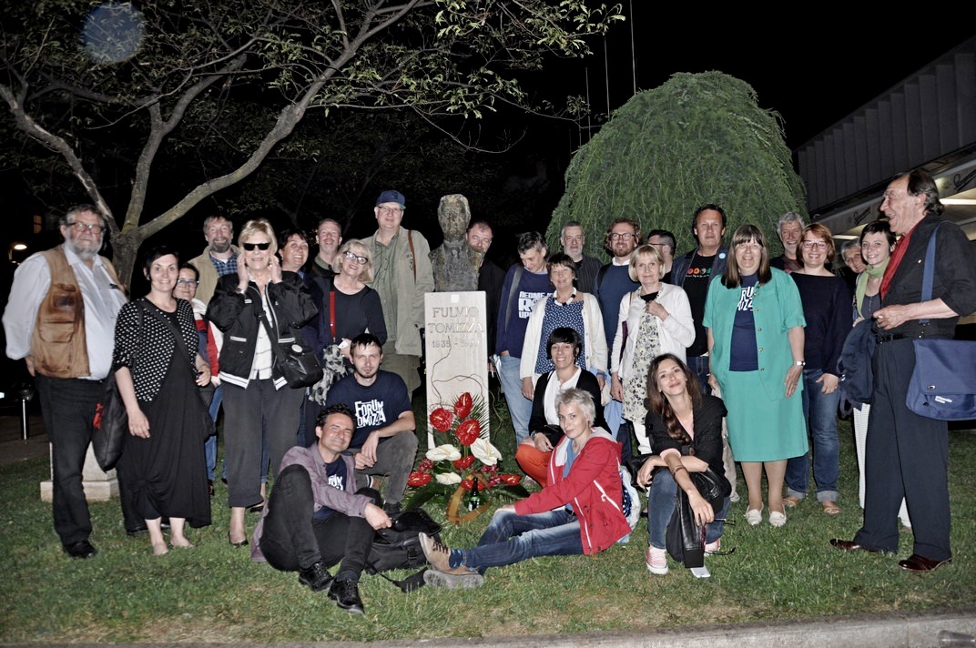 Sudionici Foruma Tomizza, bista Fulvija Tomizze ispred Gradske knjižnice Umag.